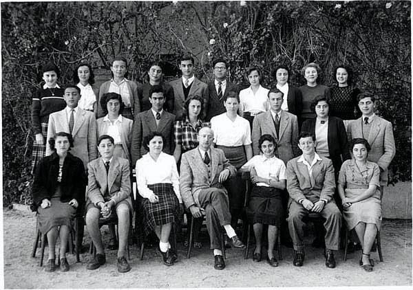 s_1950-1951_3eme M2.jpg - Lycée Saint Aulaire - TANGER / MAROC - Année Scolaire 1950-1951Classe de 3ème MII  Photo communiquée par Raquel Bendelac De gauche à droite et de haut en bas: - Lina Coriat, Suzanne Claustre, Colette Auger, Sonia Bendelac, Johny Hassan, Abdelwahab Bennani, Elizabeth Safroy, ? , Jeanne Pierri, Liliane Montalbano. - Mozy Nahon, Gladys laredo, René Farache, Annie Bastard, Liliane Kerhornou, Jimmy Pimienta, Edith Marques, Samuel Laredo. - Lydie Montfollet, Paul Spizzi, Nicole Bonaini, Monsieur Lubac, Raquel Bendelac, Albert Satinger, Ruth Laredo 